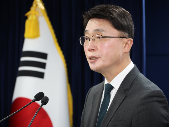 류제명 과학기술정보통신부 네트워크정책실장이 15일 서울 종로구 정부서울청사에서 알뜰폰 경쟁력 강화 방안 및 신규사업자 정책 관련 연구반 논의결과 브리핑을 하고 있다. 연합뉴스